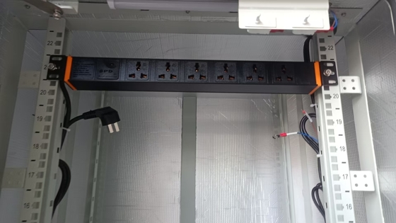 Siyah 200 - 240VAC 32A Dikey PDU Güç Dağıtım Birimi